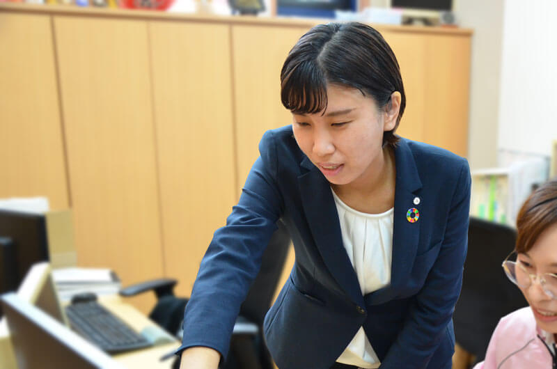 採用担当者01-02